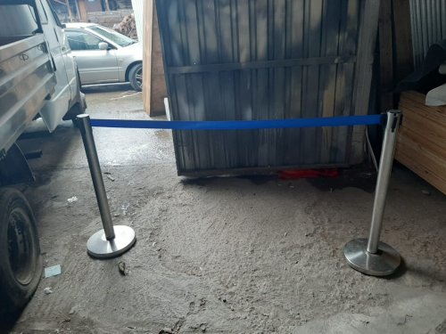 Столбик ограждение с синей лентой